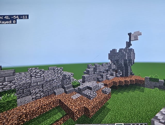 The ruins of a castles wall :3